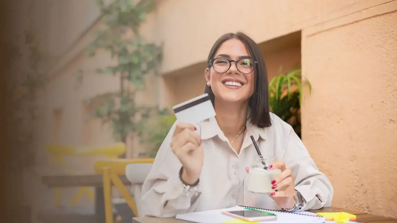 Mujer joven endosando seguro vida deudor Colombia con ahorro garantizado
