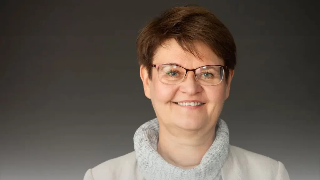 Mujer adulta revisando documentos médicos tras ganar reclamación ante aseguradora en Colombia