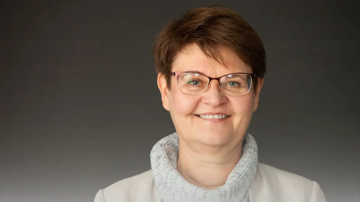 Mujer adulta revisando documentos médicos tras ganar reclamación ante aseguradora en Colombia